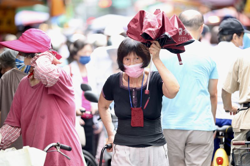 受焚風影響，台東地區接連2天出現極端高溫。記者林俊良／攝影