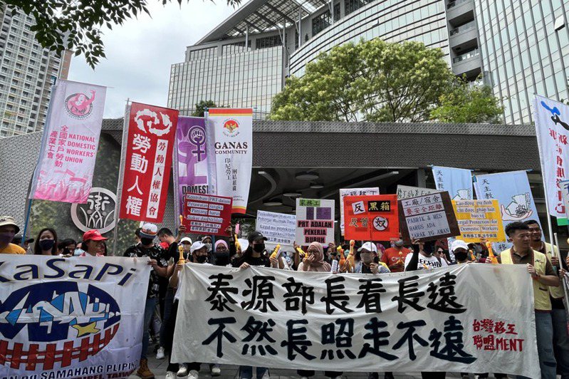 6月16日是「國際家務工日」，台灣移工聯盟號召多名移工，來到衛福部前抗議，呼籲將家務移工納入長照體系。記者廖靜清／攝影