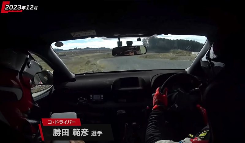 豐田章男當時與九屆日本拉力賽冠軍勝田範彥（Norihiko Katsuta）一同坐在 GR Yaris 中。 圖／截自YouTube：Toyota Times Global