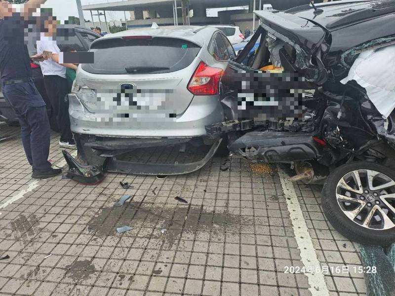 國1楊梅休息站BMW轎車先失控撞分道水泥護欄，再失控連環撞7車，造成8車車損、3人受傷車禍。圖／國道警方提供