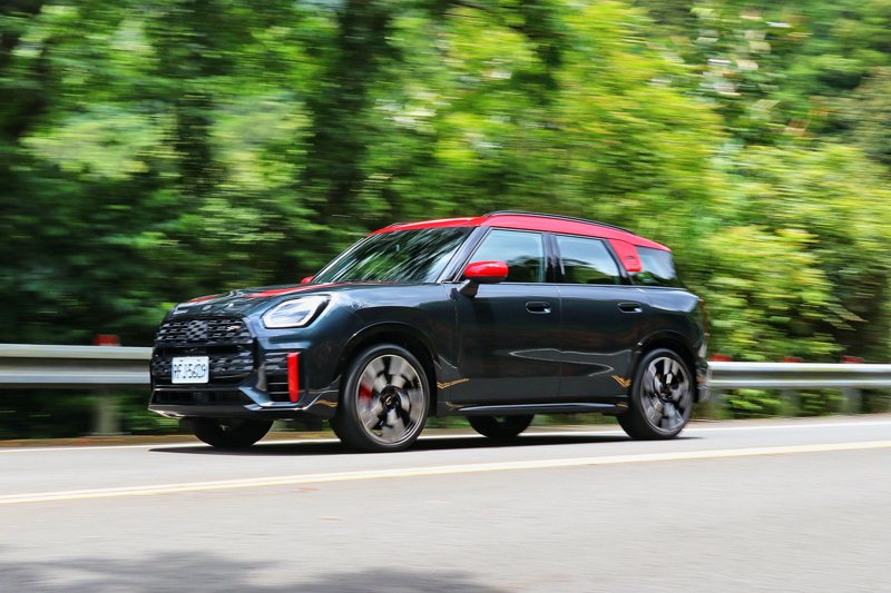 JCW Countryman ALL4保留了燃油車的人車互動感受。 記者陳威任／攝影