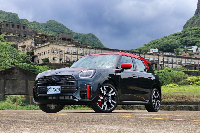 JCW Countryman ALL4在保留駕馭樂趣的同時，也變得更實用。 記者陳威任／攝影