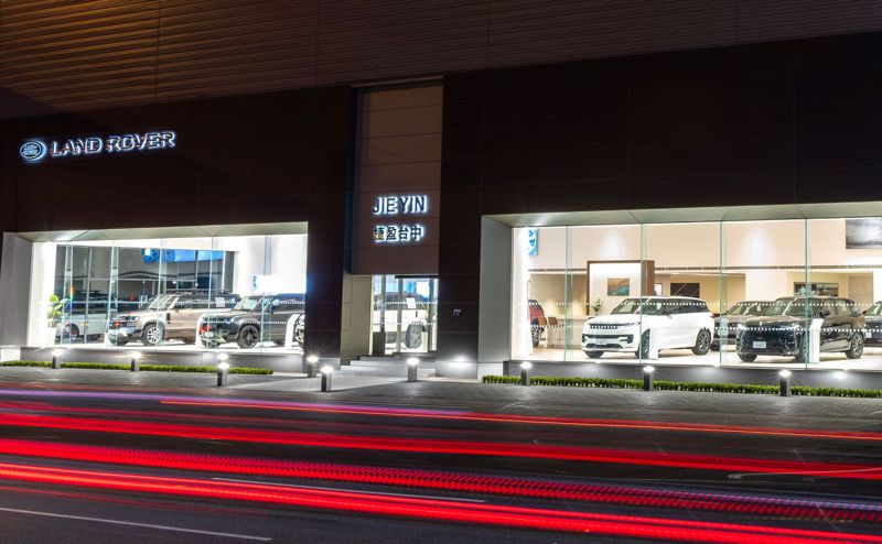 JLR捷盈台中旗艦展示暨服務中心正式開幕，為JLR大台中地區第二座旗艦據點，依據英國原廠規格配置的策展空間，將能充分展現Range Rover，Defender與Discovery品牌各具特色的迷人魅力。 圖／JLR Taiwan提供