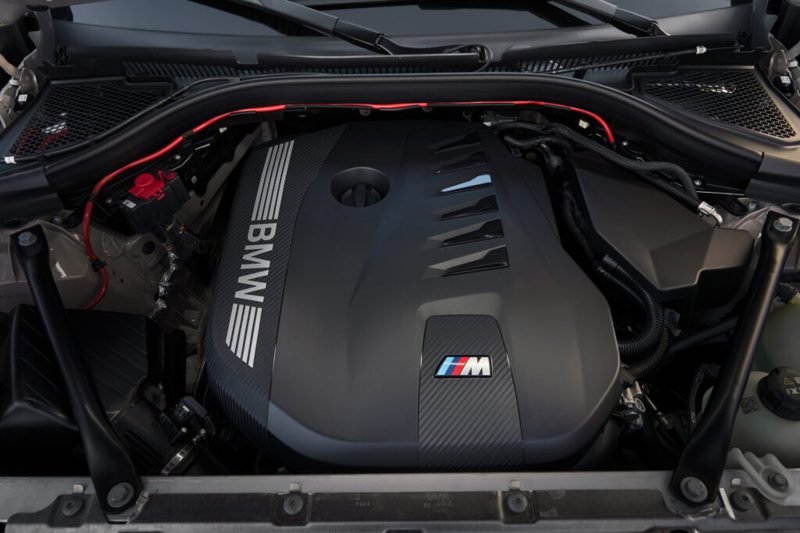 由 M Performance 調校的3.0 升 M TwinPower Turbo 直列六缸汽油引擎最大馬力來到398 hp。 圖／BMW