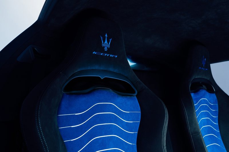 MC20 Icona 以 NeroBlu 藍黑為座椅配色並搭配白色線條，頭枕上繡有藍色三叉戟標誌與 Icona 車款字樣。 圖／Maserati提供