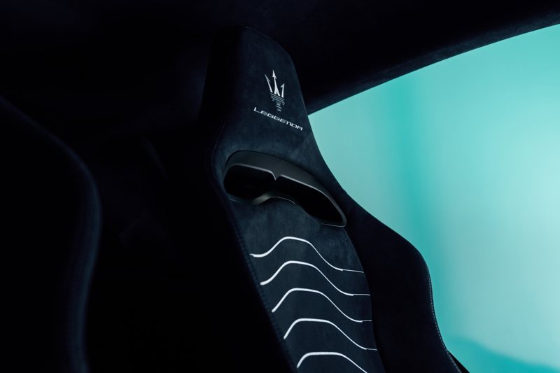 MC20 Leggenda 的座椅透過黑灰色搭配白色線條，頭枕上繡有白色三叉戟標誌與 Leggenda 車款字樣。 圖／Maserati提供