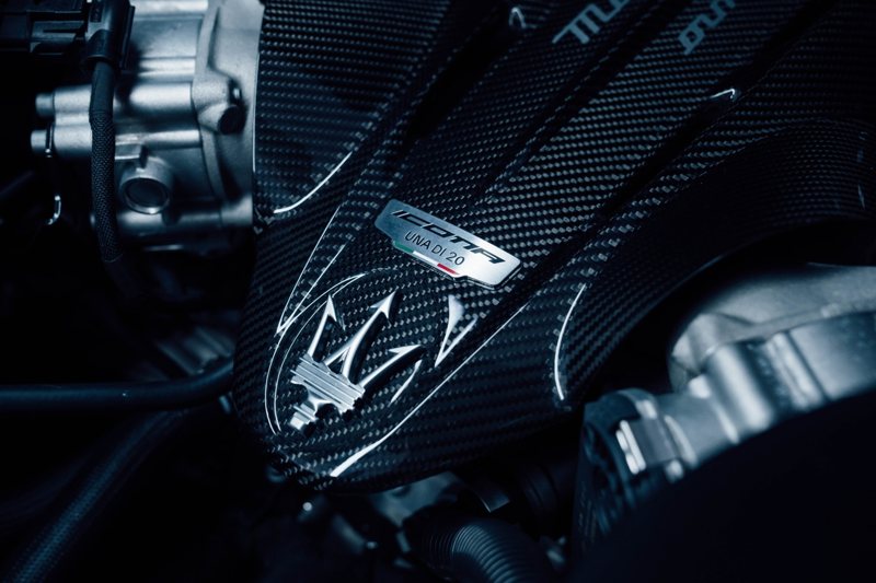 MC20 ICONA 限量20台，在高性能的 Nettuno 海王星引擎蓋上，刻有「ICONA. UNA DI 20」字樣的徽章。 圖／Maserati提供