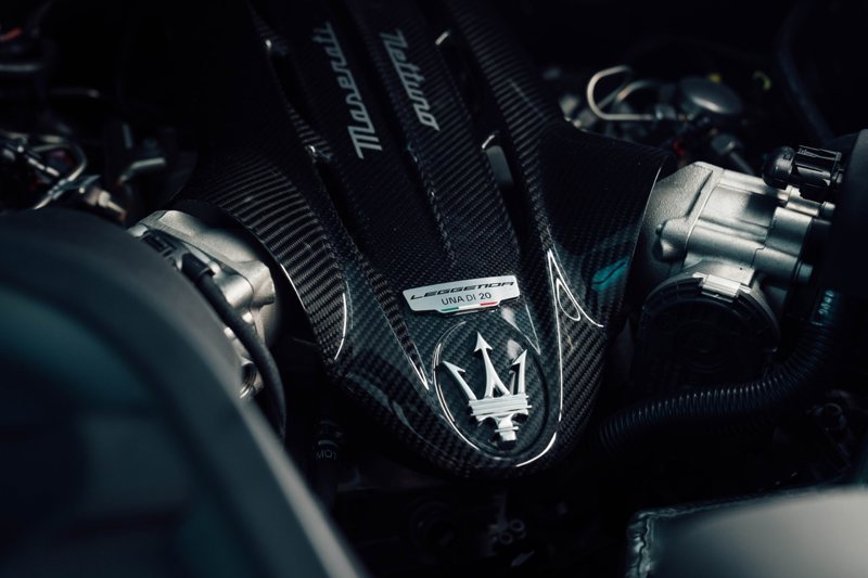 MC20 LEGGENDA 在高性能的 Nettuno 海王星引擎蓋上，刻有「LEGGENDA. UNA DI 20」字樣的徽章。 圖／Maserati提供