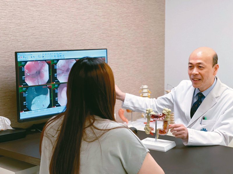 羅鴻源(右)看診向患者詳細解說內視鏡檢查結果。圖／北投健康管理醫院提供