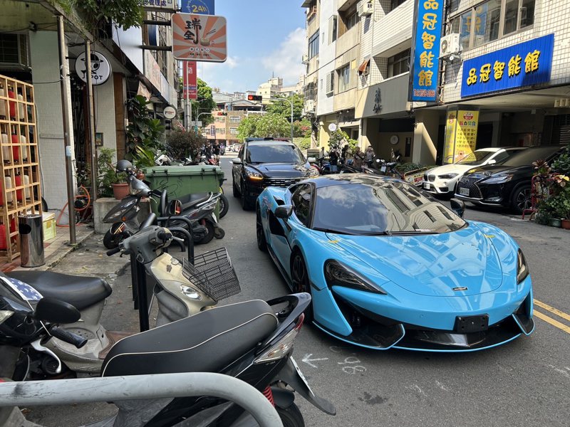 台中市鐘姓男子今天凌晨駕駛要價千萬的麥拉倫違規停車，鐘拒測罰款18萬元，不過鐘沒留鑰匙在場，導致拖吊業者無法移置。記者陳宏睿／翻攝