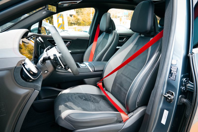 AMG紅色安全帶替車艙運動氛圍有極大加分作用。 記者趙駿宏／攝影