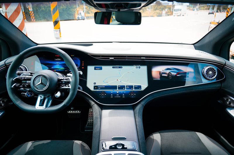 新年式EQE 43 SUV標配Hyperscreen 超寬幅螢幕，整合了 12.3 吋數位儀錶、17.7 吋中央觸控螢幕以及12.3吋副駕駛座觸控式螢幕。 記者趙駿宏／攝影