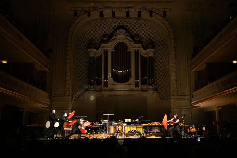 朱宗慶打擊樂團22日在巴黎夏沃音樂廳舉辦「Energy ∞ Infinite」音樂會，代表台灣為巴黎奧運添加無限動能。圖為「射日」表演片段，受到最多觀眾喜愛。中央社
