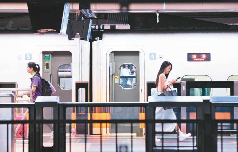 台灣高鐵的運量屢創新高，但向日本購買的新車二○二七年才可投入營運，高鐵本月決議採購案增補，再斥資台幣六億餘元，加強系統效能與乘坐品質。圖為高鐵列車停靠於台北站。記者曾原信／攝影
