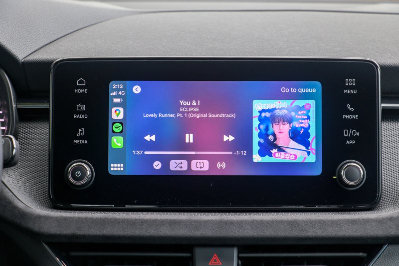 小改款Škoda Kamiq配備8.25懸浮式中控螢幕，並支援無線Apple CarPlay、Android Auto連接功能。 記者黃俐嘉／攝影