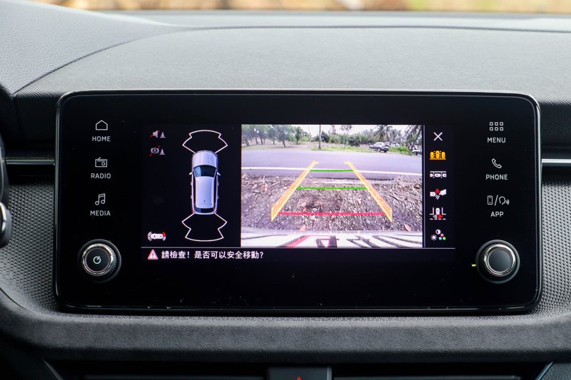 小改款Škoda Kamiq標配前後方倒車警示系統（附圖像及車距顯示）。 記者黃俐嘉／攝影