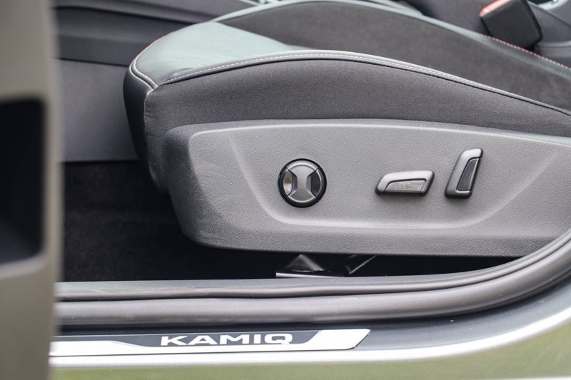 小改款Škoda Kamiq的電動調整駕駛座椅需要選配，但在8月底完成掛牌可享免費升級。 記者黃俐嘉／攝影