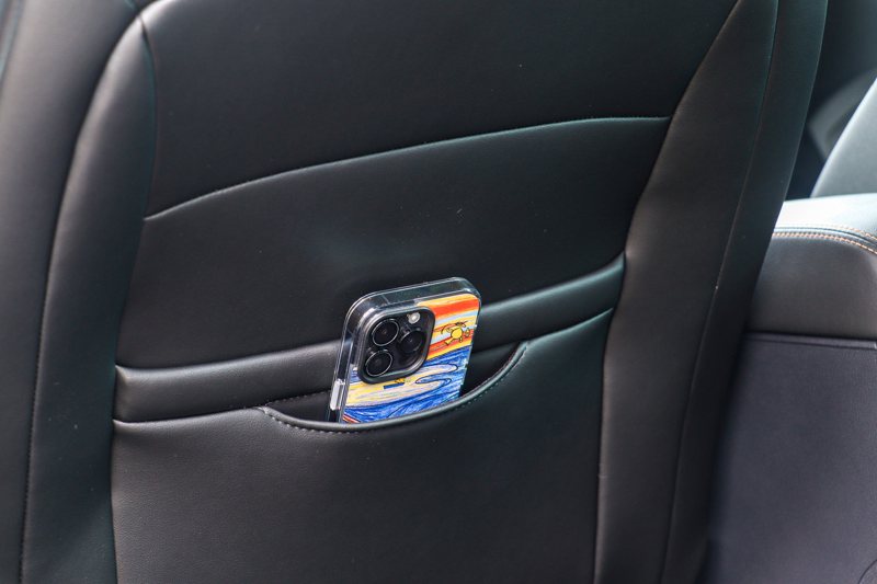 小改款Škoda Kamiq兩前座椅背提供可放手機的口袋。 記者黃俐嘉／攝影