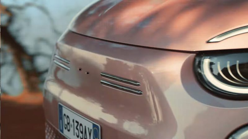 影／Fiat推出無廠徽的500e電動車廣告 向義大利政府隔空嗆聲