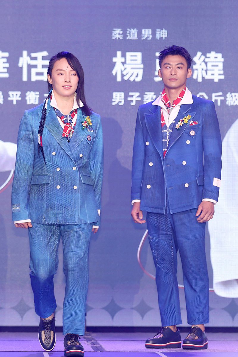 柔道國手楊勇緯（右）與體操國手丁華恬（左），穿著本次巴黎奧運中華隊進場服登場走秀。記者蘇健忠／攝影