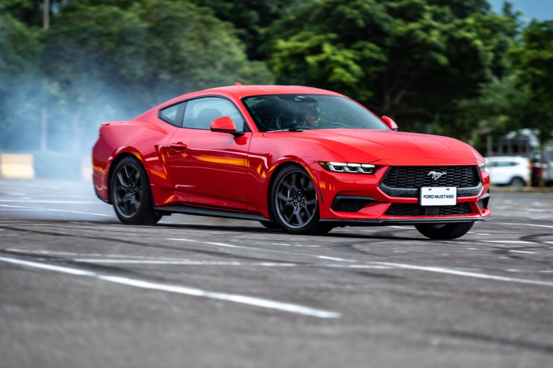 All-New Ford Mustang此次提供All-New 2.3L EcoBoost®渦輪增壓汽油引擎以及第四代5.0L CoyoteTM V8自然進氣汽油引擎雙動力規格，當中頂級性能版本Dark HorseTM Premium最大馬力更上看454ps。 圖/福特六和提供