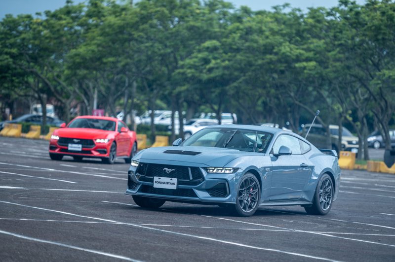 All-New Ford Mustang此次提供All-New 2.3L EcoBoost®渦輪增壓汽油引擎以及第四代5.0L CoyoteTM V8自然進氣汽油引擎雙動力規格，當中頂級性能版本Dark HorseTM Premium最大馬力更上看454ps。 圖／福特六和提供