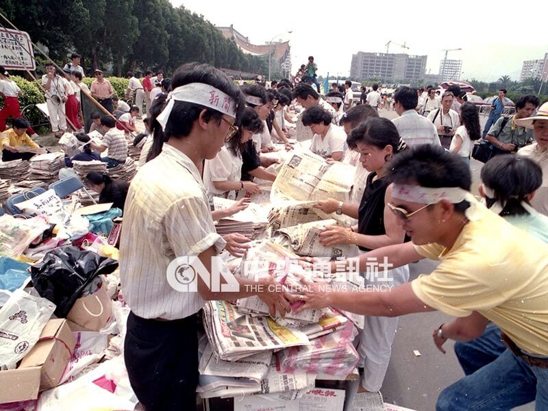 約有200名義工和民眾加入整理報紙的行列。中央社記者方沛清攝 78年6月6日