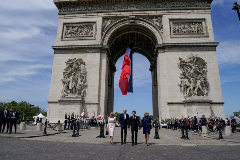 法國總統馬克宏（前右2）8日在巴黎凱旋門歡迎美國總統拜登（前左2）國是訪問。（路透社）