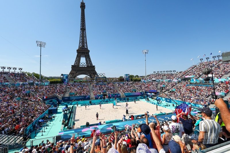 巴黎奧運艾菲爾鐵塔前打沙灘排球 場邊還有畫家紀錄