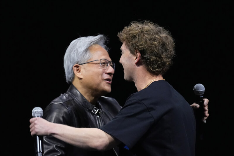 輝達執行長黃仁勳（左）和Meta執行長祖克柏（右）29日在電腦繪圖大會SIGGRAPH 2024公開對談。（美聯社）