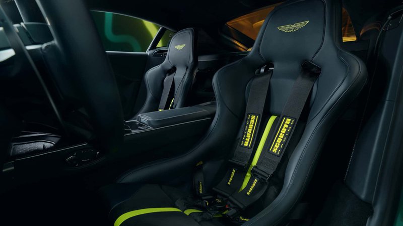 Aston Martin Vantage標準版跑車座椅也採用過Recaro Pole Position筒形座椅。 圖／Aston Martin