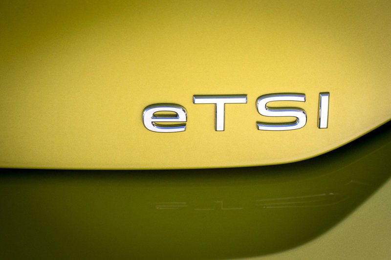 The Golf 280 eTSI Edition 50經典紀念款配置1.5 升 eTSI引擎，提供最大馬力150 ps及最大扭力25.5 kgm的勁速駕馭樂趣，限定珍藏價109.8萬元，輕鬆尊享不凡經典。 圖／Volkswagen Taiwan提供