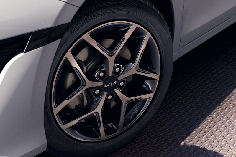 Kia Ceed Sportswagon Luxe Edition配置17吋雙色鋁合金輪圈。 圖／森那美起亞提供