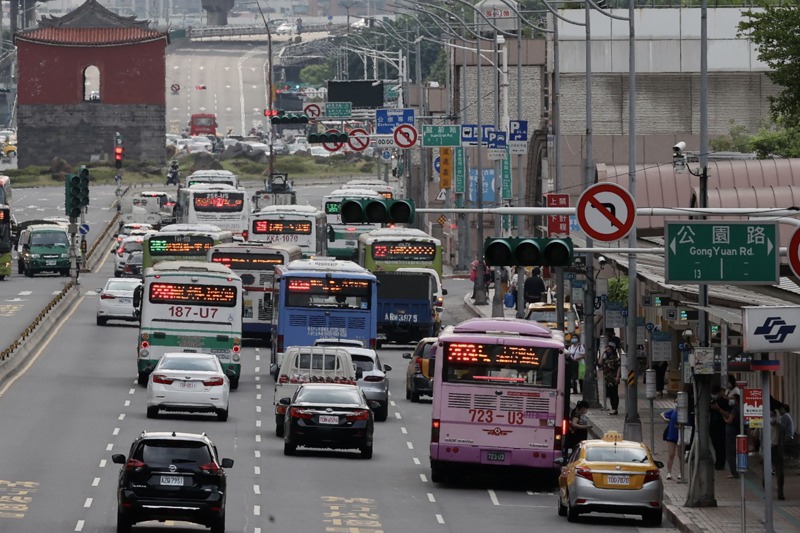 台北車站周遭有20處叫做「台北車站」的公車站牌，無論是市民或外地人，要去哪搭車都得花上一段時間研究，民間團體倡議，可設置「公車轉運站」集中站牌，提升民眾搭車便利性。圖／報系資料照