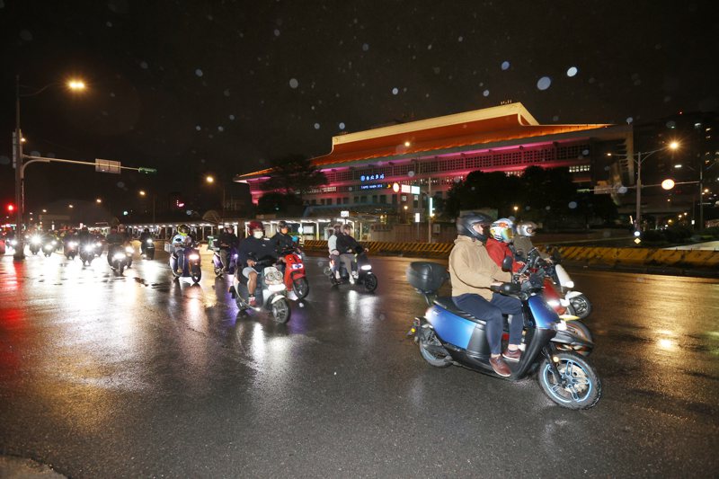 台北市忠孝西路僅開放機車深夜通行。圖／報系資料照