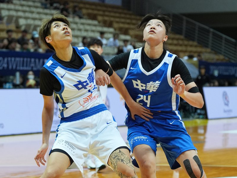 瓊斯盃女籃賽中華藍白兩隊交手。中華籃協提供