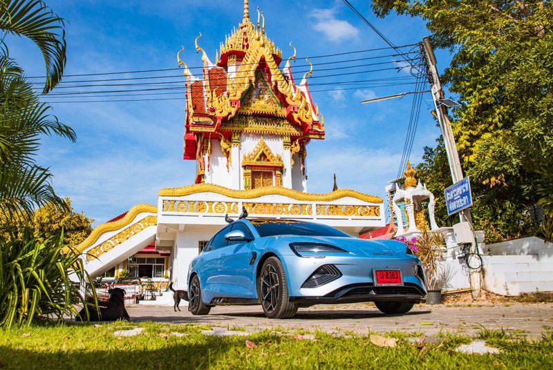 新能源汽車巨頭比亞迪持續拓展東南亞市場，4日在泰國正式設立其在東南亞的首個電動汽車工廠。曼谷最大的比亞迪門市銷售稱，該店每月銷售數據約在200輛左右，其中最熱門車款，消費者現在下訂後需等待一個月才能取車。 圖／比亞迪