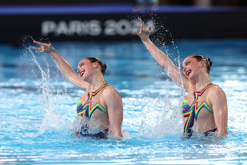 烏克蘭水上芭蕾選手姊妹檔瑪莉娜和弗拉季斯拉娃，兩人習慣了無論如何都得逼自己微笑，即便砲轟聲成為日常，也努力練習力拚奧運金牌 路透