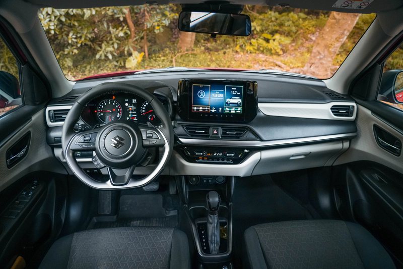 簡潔、舒適、科技感十足的座艙氛圍，搭配駕駛導向的9吋中控螢幕。 記者趙駿宏／攝影