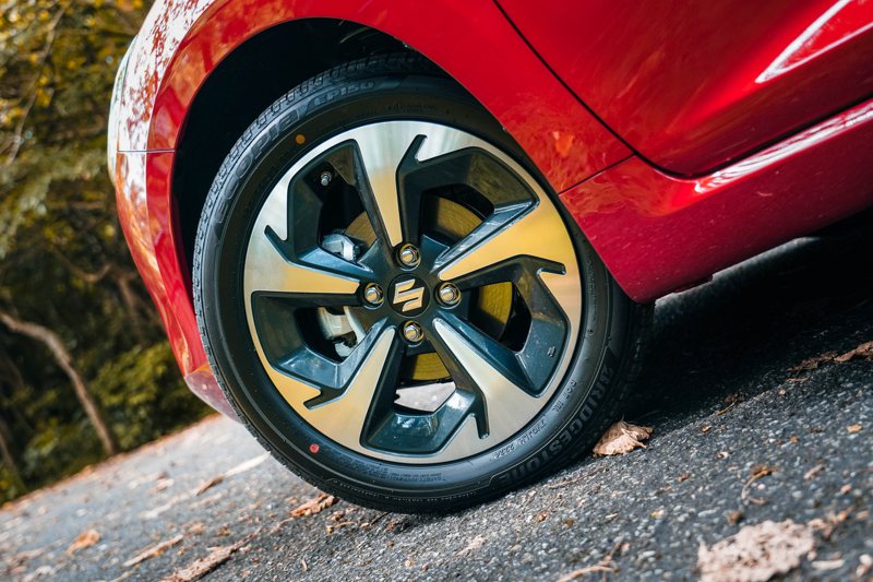 新造型16 吋雙色切削輪圈，遠廠表示有減少滾動阻力15%的效果。 記者趙駿宏／攝影