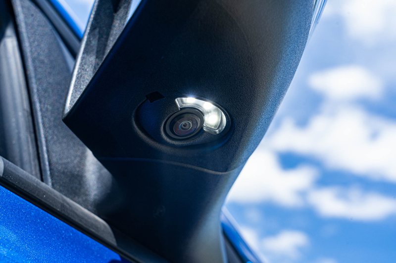 本月入主New Ford Focus即可免費升級搭載1080P高畫質影像鏡頭的360°環景影像系統，透過無縫整合360°環景、前後180°超廣角影像，提供多種視角模式，搭配擬真3D車模，並支援方向盤軌跡連動視角顯示。 圖／福特六和提供