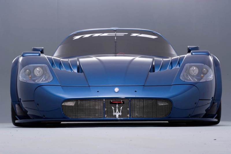 MC12 Versione Corse為尋求終極賽道體驗的私人客戶開發了限量生產的車輛。全球限量生產 13 台，車輛搭載了強勁的 V12 引擎，可爆發出驚人的 755hp 馬力。 圖／Maserati提供