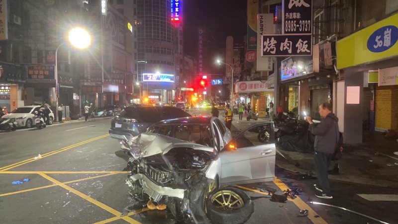 新北市三重區正義北路今天凌晨發生重大車禍，造成一員警送醫不治，肇事駕駛沒酒駕，肇因待查。記者曾伯愷／翻攝