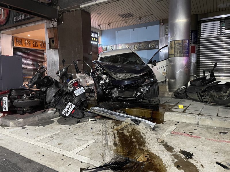 新北市三重區正義北路今天凌晨發生重大車禍，造成一員警送醫不治，肇事駕駛沒酒駕，肇因待查。記者曾伯愷／翻攝