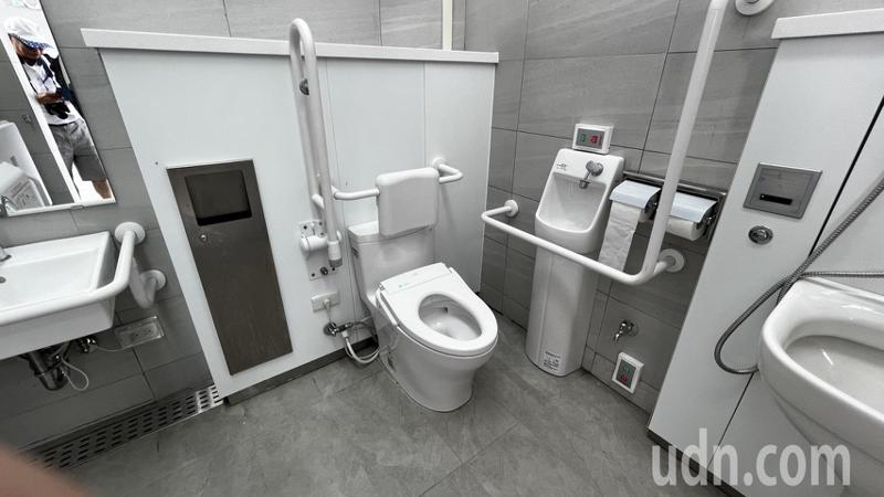 東草屯休息站小而美，廁所普遍設置免治馬桶。記者江良誠／攝影