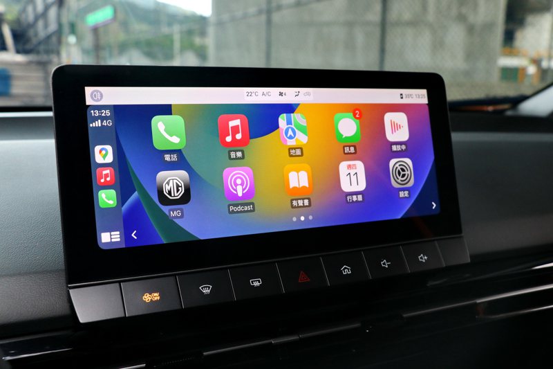 中控台10.25吋的懸浮式觸控螢幕，可以連接Apple Carplay和Android Auto。 記者陳威任／攝影