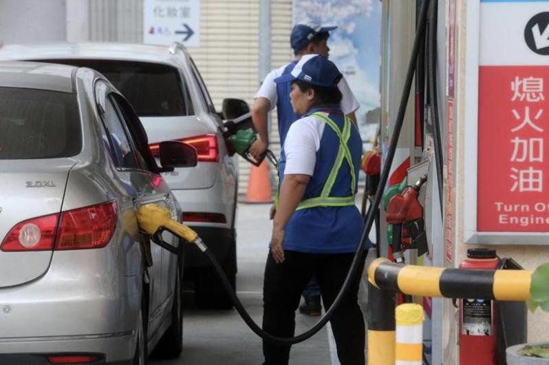 台灣中油宣布，明天凌晨零時起汽、柴油價格各調漲0.2元及0.1元。本報資料照片