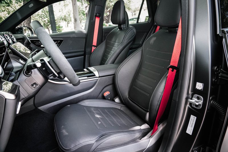 GLC 43標配運動化跑車座椅與紅色安全帶，可額外選配AMG跑車座椅。 記者趙駿宏／攝影