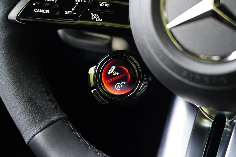 AMG多功能方向盤左右都有一顆控制鈕，左邊調整動力、懸吊、排氣和動態等細項。 記者趙駿宏／攝影