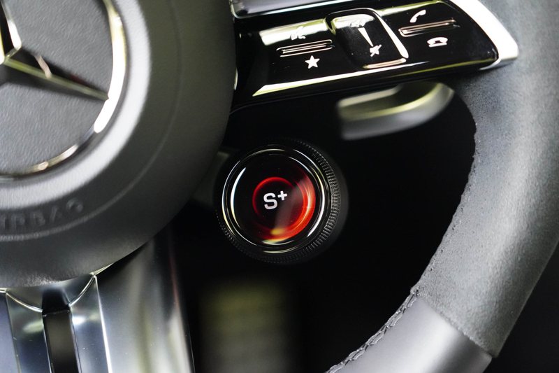AMG多功能方向盤左右都有一顆控制鈕，右邊調整駕駛模式。 記者趙駿宏／攝影